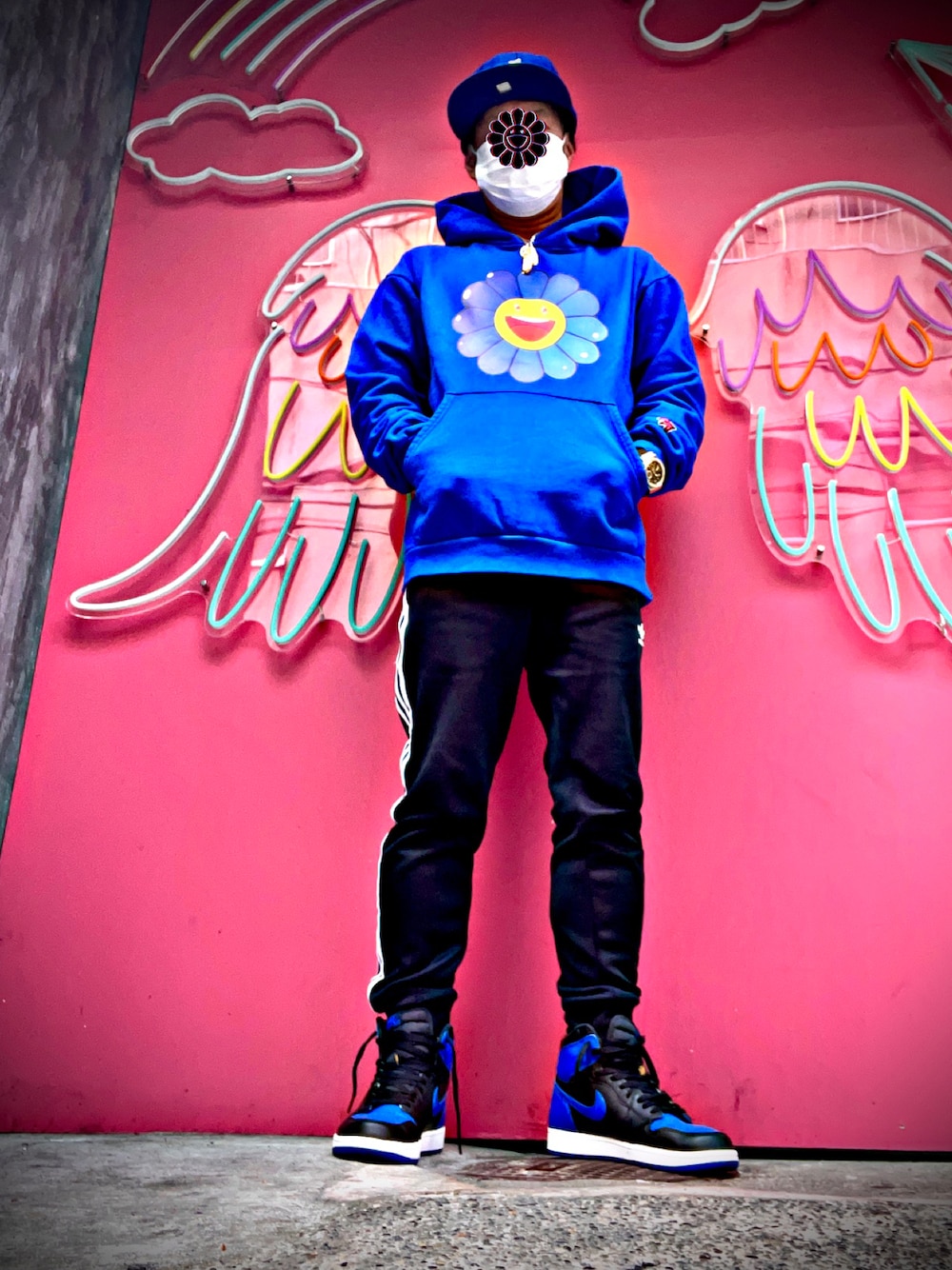 「カイカイキキ、kaikaikiki、takashimurakami、村上隆、J Balvin、adidas originals、NIKE、jordan1、air jordan 1、エアジョーダン1、ジョーダン1、スニーカーコーデ、スニーカー、ストリートコーデ、お洒落さんとつながりたい」｜「NEW ERAのアイテム（キャップ、ブルー系）」を使った、怠惰ですけれども®︎さん（メンズ・170cm）の秋コーディネートの1枚目の写真
