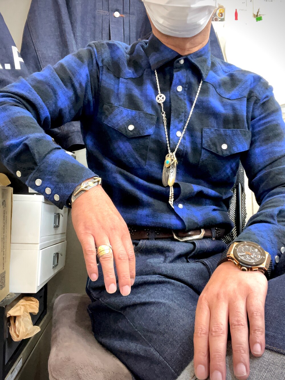 「アーペーセー、リジッドデニム、チェックシャツ、ナンバーナイン(NUMBER (N)INE)、ネイティブアクセサリー、ネイティブアメリカン、オンブレーチェックシャツ、アメカジ、お洒落さんとつながりたい、おしゃれさんと繋がりたい」｜「NUMBER (N)INEのアイテム（シャツ/ブラウス、ブルー系）」を使った、怠惰ですけれども®︎さん（メンズ・170cm）の秋コーディネートの1枚目の写真