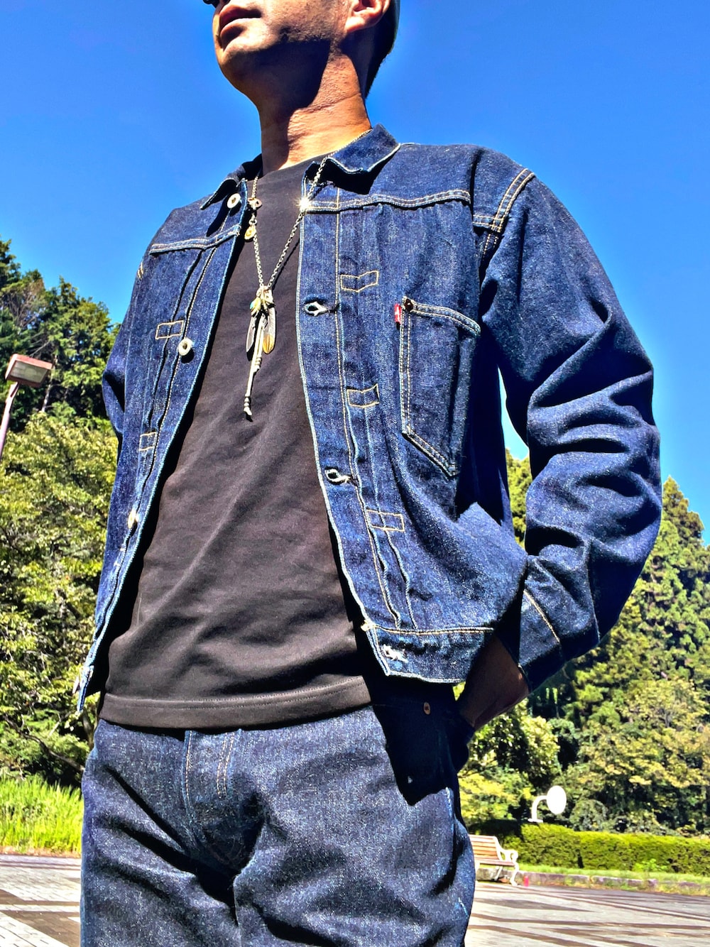 ブルー系のデニムジャケットを着用したメンズの秋コーディネートの1枚目の写真