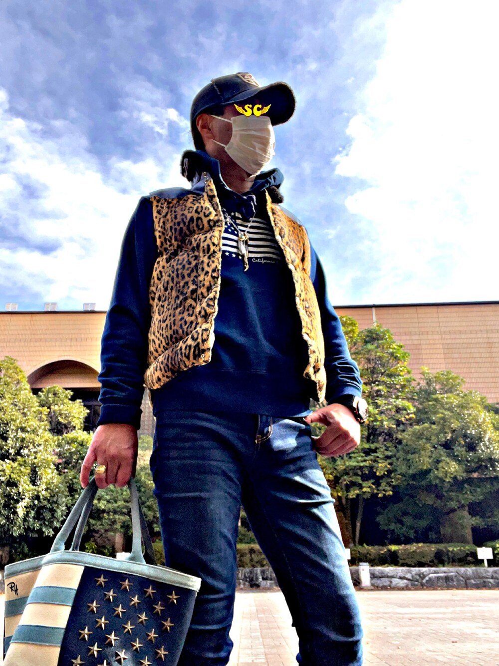 「WACKO MARIA、ワコマリア、ダウンベスト、ユースフルサーフ、秋冬コーデ、今日のコーデ、おしゃれさんと繋がりたい、お洒落さんとつながりたい、ストリートコーデ、アメカジ、ロンハーマン、ronherman、レオパード柄、ネイティブアメリカン」｜「Ron Hermanのアイテム（トートバッグ、ブルー系）」を使った、怠惰ですけれども®︎さん（メンズ・170cm）の秋コーディネートの1枚目の写真