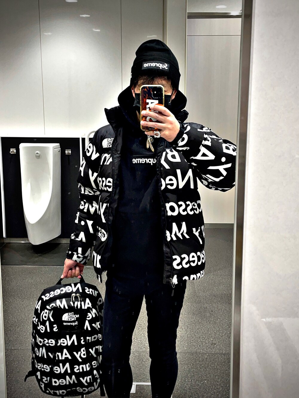 「nuptse、ヌプシ、ノースフェイス、supreme、THE NORTH FACE、シュプリーム、バックパック、シュプノース、supnorth、今日のコーデ、お洒落さんとつながりたい、お洒落さんと繋がりたい、ストリートコーデ、スニーカーコーデ、NEW ERA」｜「Supreme のアイテム（ニットキャップ/ビーニー、ブラック系）」を使った、怠惰ですけれども®︎さん（メンズ・170cm）の冬コーディネートの1枚目の写真