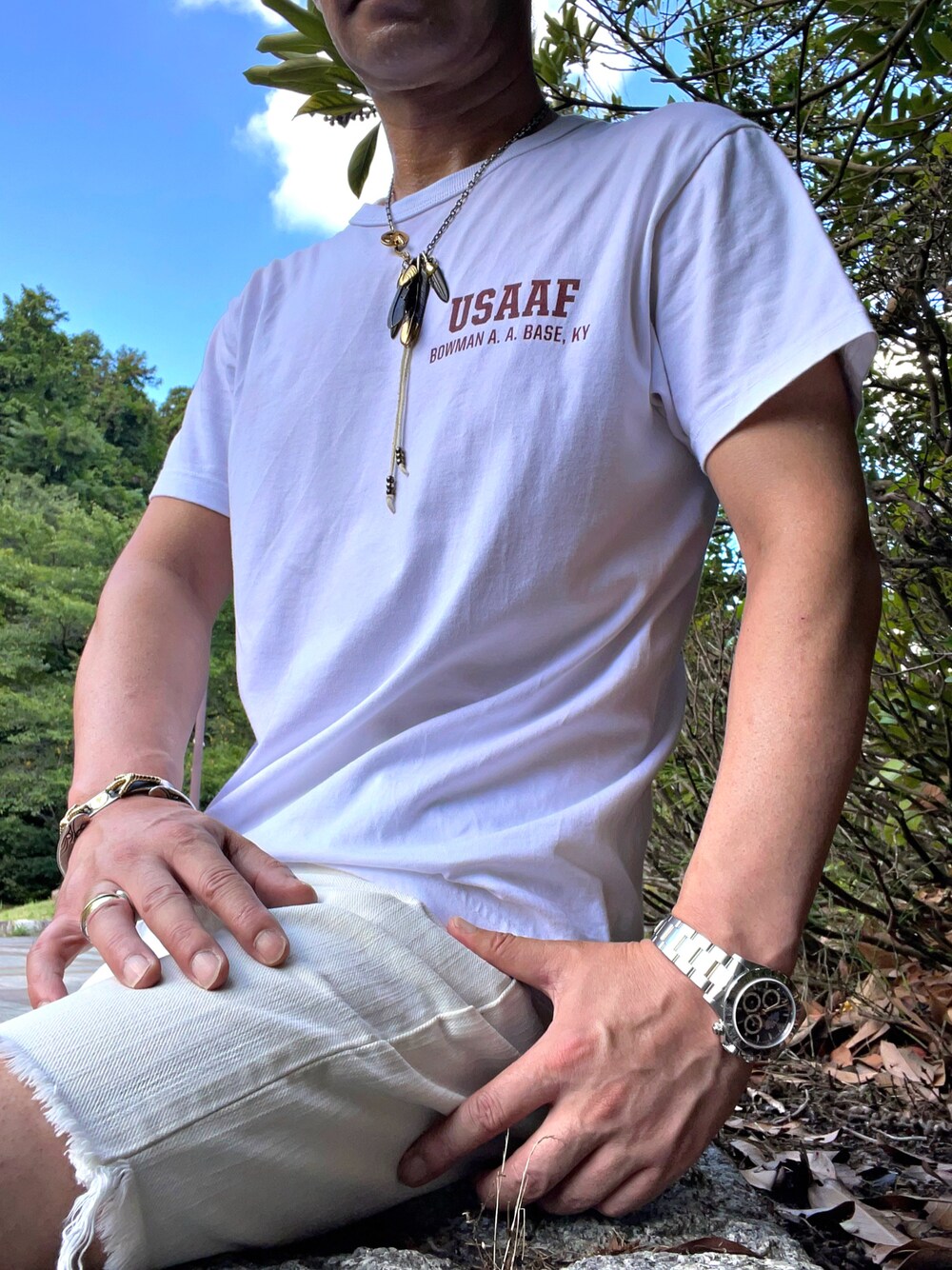 ホワイト系のTシャツ/カットソーを着用したメンズの夏コーディネートの1枚目の写真