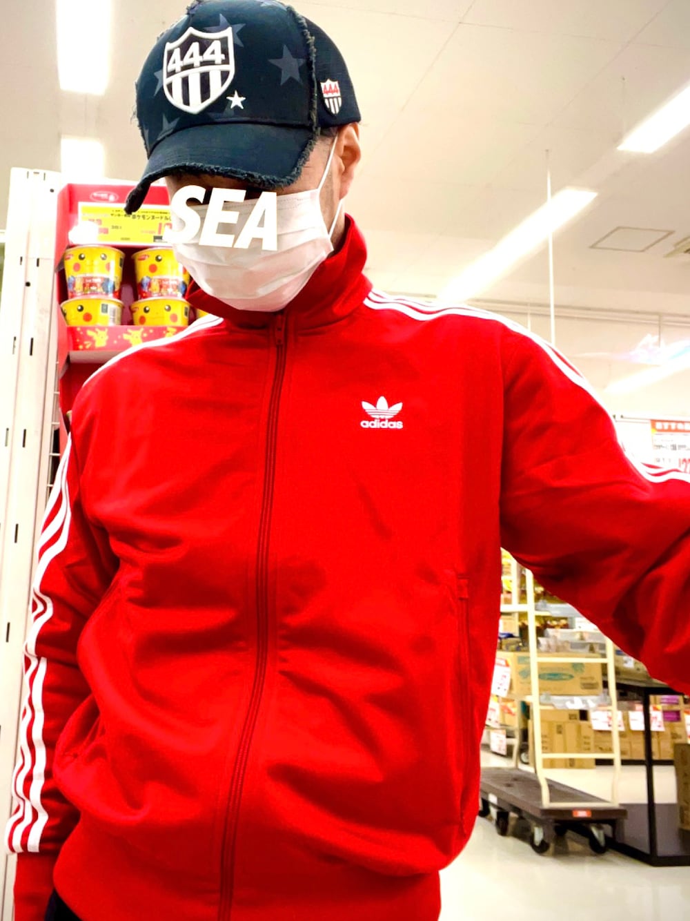 「おしゃれさんと繋がりたい、お洒落さんとつながりたい、ストリート系、ストリートファッション、ストリートコーデ、今日のコーデ、アディダスオリジナルス、adidas originals、トラックジャケット、トラックトップ、トレフォイル」｜「adidas Originalsのアイテム（ジャージ、レッド系）」を使った、怠惰ですけれども®︎さん（メンズ・170cm）の秋コーディネートの1枚目の写真