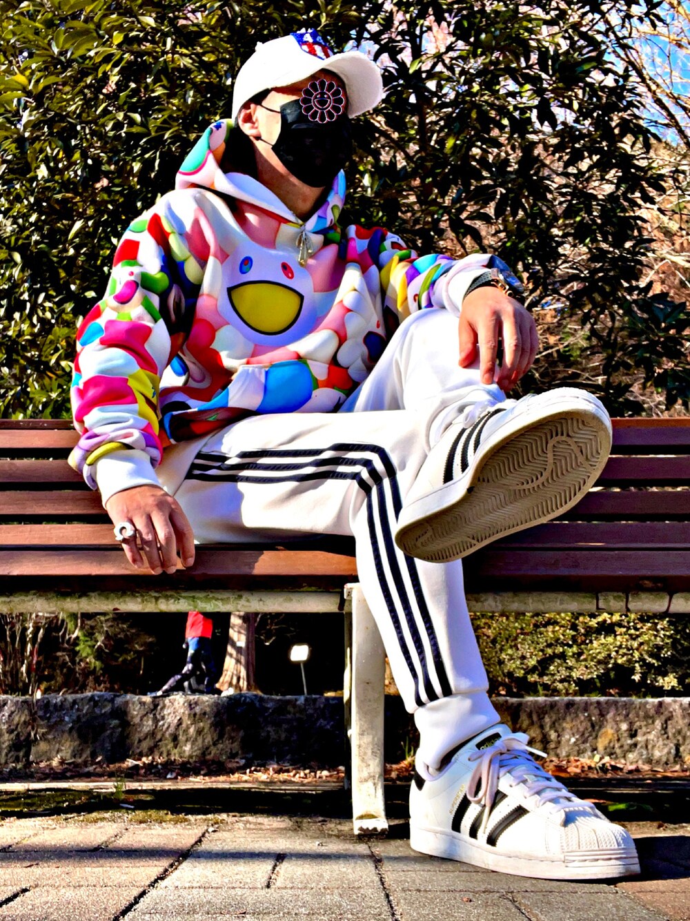 「kaikaikiki、Takashi Murakami、村上隆、J Balvin、今日のコーデ、アディダスオリジナルス、adidas originals、スニーカーコーデ、ストリートコーデ、お洒落さんとつながりたい、マルチカラー」｜「YOSHINORI KOTAKE DESIGNのアイテム（キャップ、ホワイト系）」を使った、怠惰ですけれども®︎さん（メンズ・170cm）の冬コーディネートの1枚目の写真