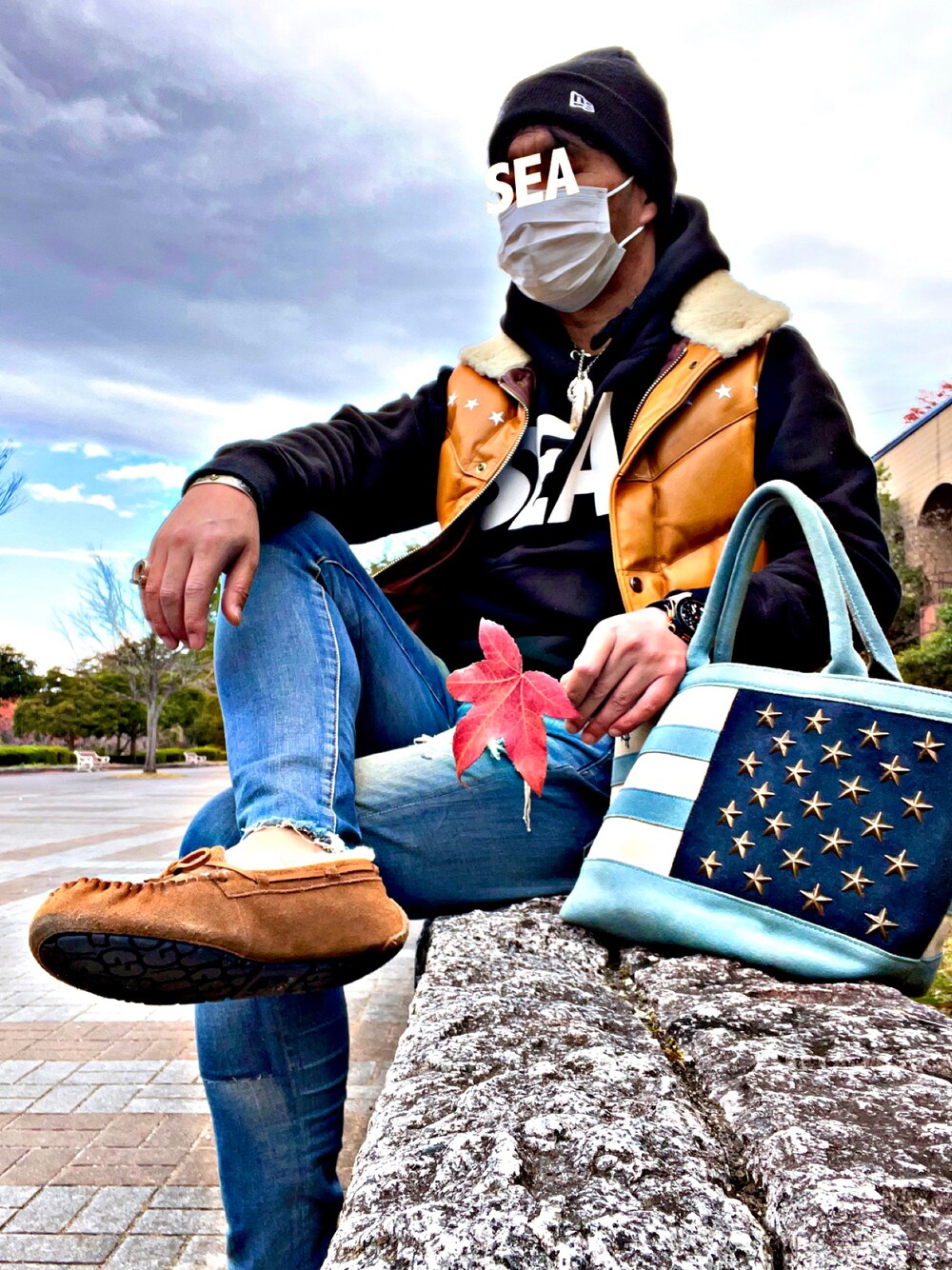 「アグ、UGG、マーブルズ、MARBLES、WIND AND SEA、WINDANDSEA、秋コーデ、Ron Herman、ロンハーマン、ウィンダンシー、NEWERA、今日のコーデ、お洒落さんとつながりたい、ストリートコーデ、紅葉」｜「NEW ERAのアイテム（ニットキャップ/ビーニー、ブラック系）」を使った、怠惰ですけれども®︎さん（メンズ・170cm）の秋コーディネートの1枚目の写真