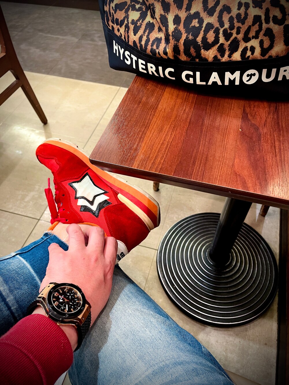 「hysteric glamour、ヒステリックグラマー、アトランティックスターズ、Atlantic STARS、HUBLOT、ウブロ、お洒落さんとつながりたい、今日のコーデ、ストリートコーデ、スニーカーコーデ」｜「Atlantic STARSのアイテム（スニーカー、レッド系）」を使った、怠惰ですけれども®︎さん（メンズ・170cm）の秋コーディネートの1枚目の写真