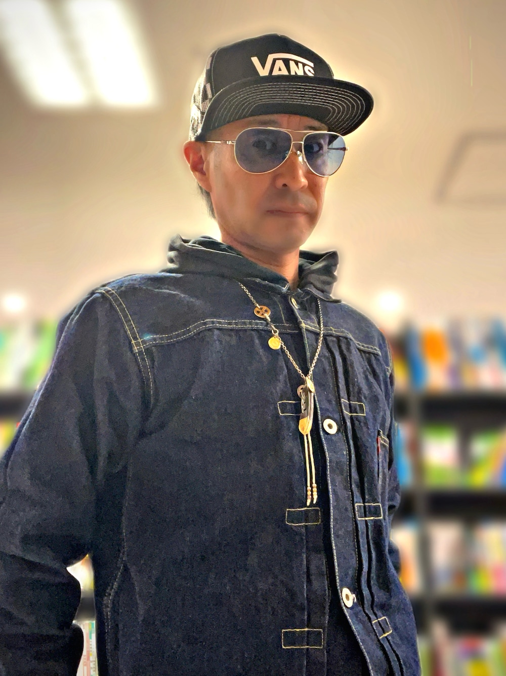 「LEVI'S VINTAGE CLOTHING、LEVIS VINTAGE CLOTHING、LVC、Chrome Hearts、eyewear、VANS、クロムハーツ、サングラス、ティアドロップサングラス、ゴローズ、タディアンドキング、今日のコーデ、バンズ、お洒落さんとつながりたい」｜「CHROME HEARTSのアイテム（サングラス、ブルー系）」を使った、怠惰ですけれども®︎さん（メンズ・170cm）の春コーディネートの1枚目の写真