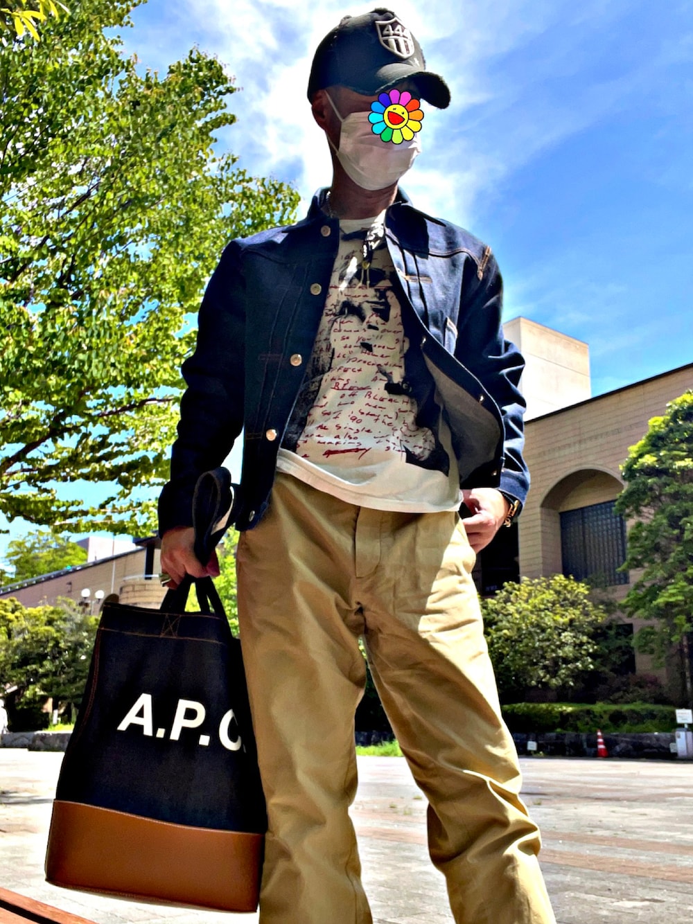 「ヨシノリコタケ、アメカジ、チノパン、アーペーセー、A.P.C.、デニムジャケット、トートバッグ、ヒステリックグラマー、hysteric glamour、Kurt Cobain、カートコバーン、今日のコーデ、お洒落さんとつながりたい、おしゃれさんと繋がりたい、お洒落さんと繋がりたい」｜「HYSTERIC GLAMOURのアイテム（Tシャツ/カットソー、ホワイト系）」を使った、怠惰ですけれども®︎さん（メンズ・170cm）の春コーディネートの1枚目の写真
