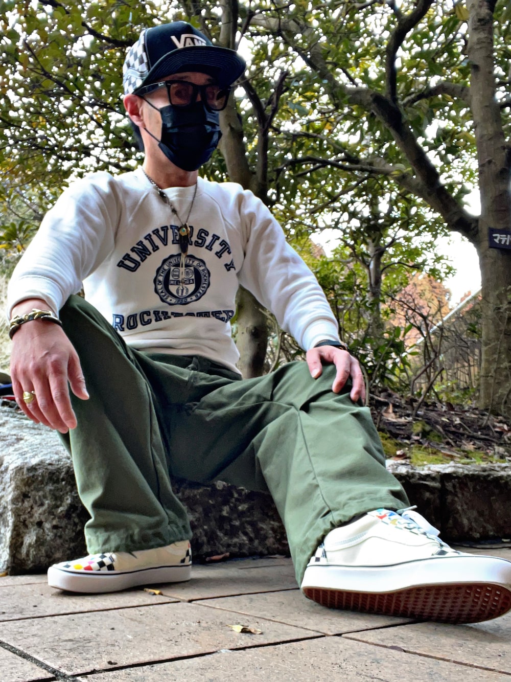 「VANS、oldskool、バンズ、バンズオールドスクール、レイバン、ray ban、vintage、ヴィンスウェ、ビンスエ、お洒落さんとつながりたい、ビンテージスウェット、ヴィンテージスウェット、今日のコーデ、アメカジ、カレッジロゴ」｜「VANSのアイテム（キャップ、ブラック系）」を使った、怠惰ですけれども®︎さん（メンズ・170cm）の春コーディネートの1枚目の写真
