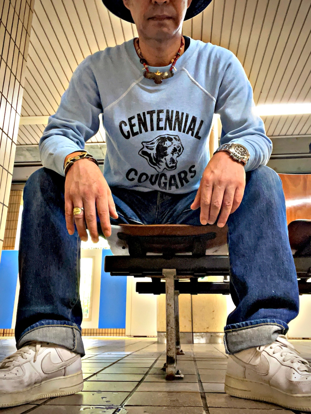 ブルー系のデニムパンツ、ブルー系のスウェットを着用したメンズの秋コーディネートの1枚目の写真