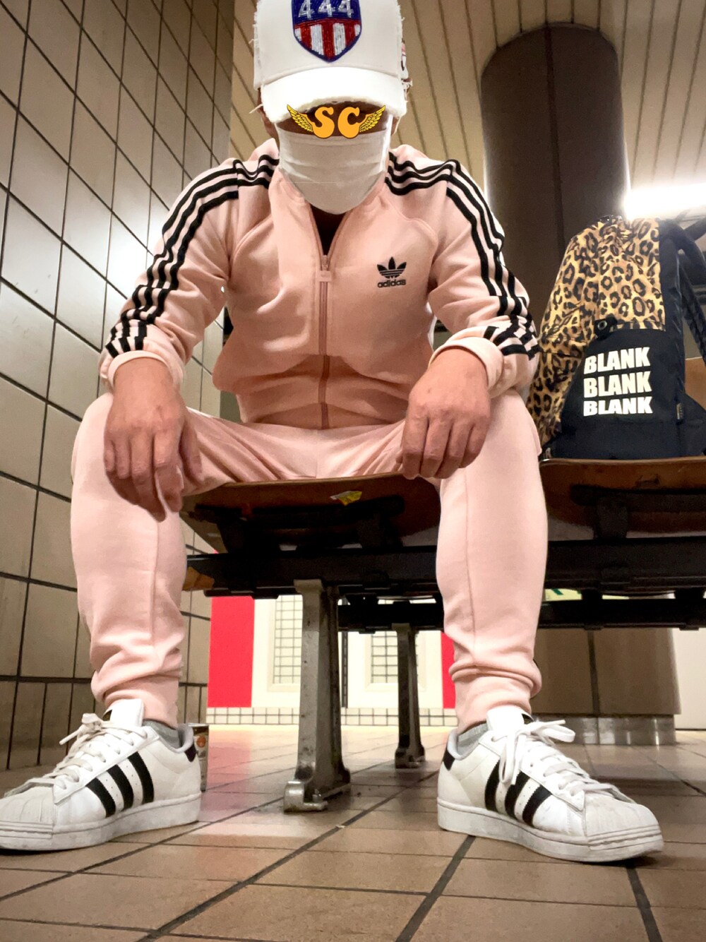 「アディダスオリジナルス、adidas originals、ジャージ、お洒落さんとつながりたい、今日のコーデ、jersey、ストリートコーデ、スニーカーコーデ」｜「adidas Originalsのアイテム（ジャージ、ピンク系）」を使った、怠惰ですけれども®︎さん（メンズ・170cm）の秋コーディネートの1枚目の写真