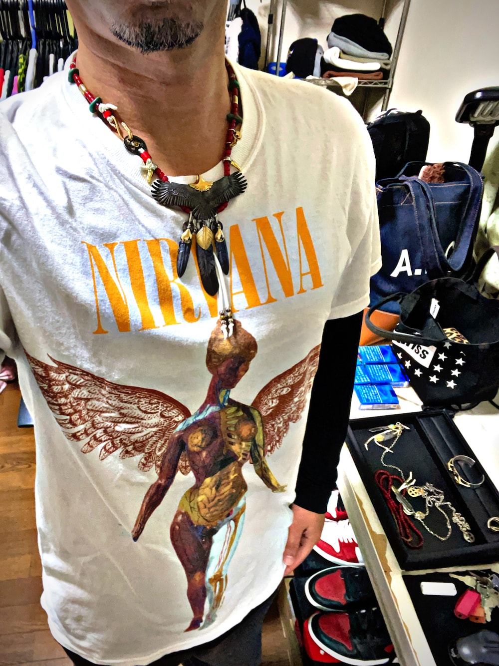 「nirvāṇa、NIRVANA、IN UTERO、KurtCobain、カートコバーン、バンドT、今日のコーデ、ネイティブアクセサリー、大イーグル、ホワイトハーツ、インディアンジュエリー、ストリートコーデ、アメカジ、お洒落さんとつながりたい、おしゃれさんと繋がりたい」｜「NIRVANAのアイテム（Tシャツ/カットソー、ホワイト系）」を使った、怠惰ですけれども®︎さん（メンズ・170cm）の冬コーディネートの1枚目の写真