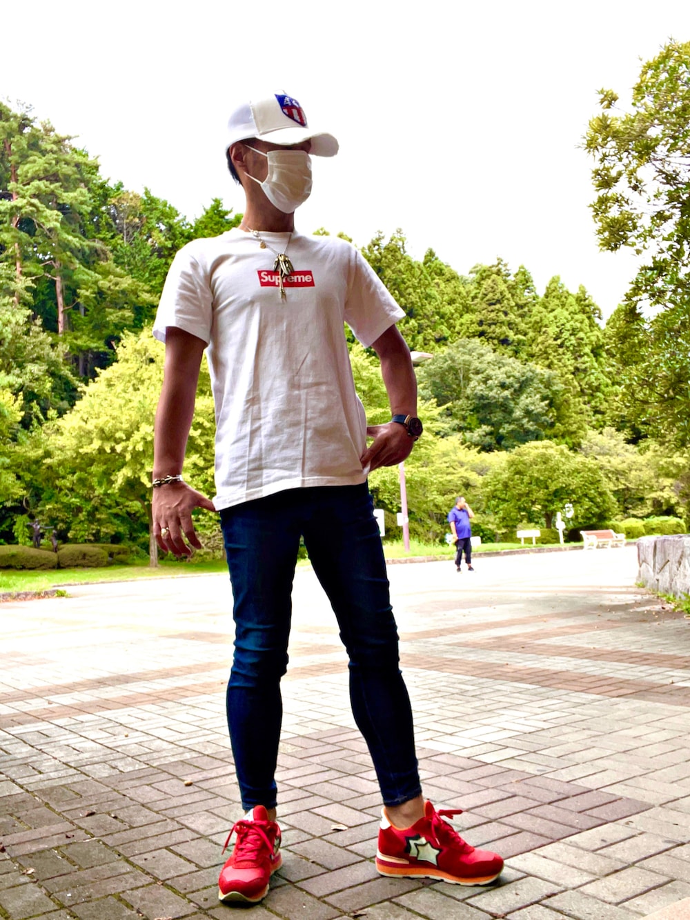 「ヨシノリコタケ、アメリカンイーグル、スキニー、アトランティックスターズ、シュプリーム、supreme、ネイティブアメリカン、ネイティブアクセサリー、おしゃれさんと繋がりたい、ストリートコーデ、スニーカーコーデ、お洒落さんとつながりたい、裏原」｜「Supreme のアイテム（Tシャツ/カットソー、ホワイト系）」を使った、怠惰ですけれども®︎さん（メンズ・170cm）の秋コーディネートの1枚目の写真