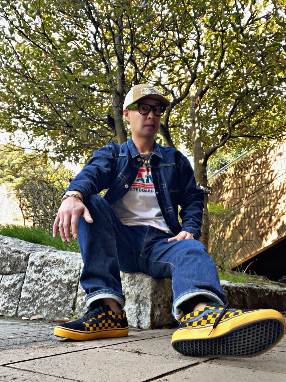 「バンズオールドスクール、スタンダードカリフォルニア、バンズ、VANS、S506XX、s501xx、vintage、ビンテージ、ヴィンテージ、古着、アイウェア、今日のコーデ、お洒落さんとつながりたい」｜「LEVI'S VINTAGE CLOTHINGのアイテム（デニムジャケット、ブルー系）」を使った、怠惰ですけれども®︎さん（メンズ・170cm）の春コーディネートの1枚目の写真