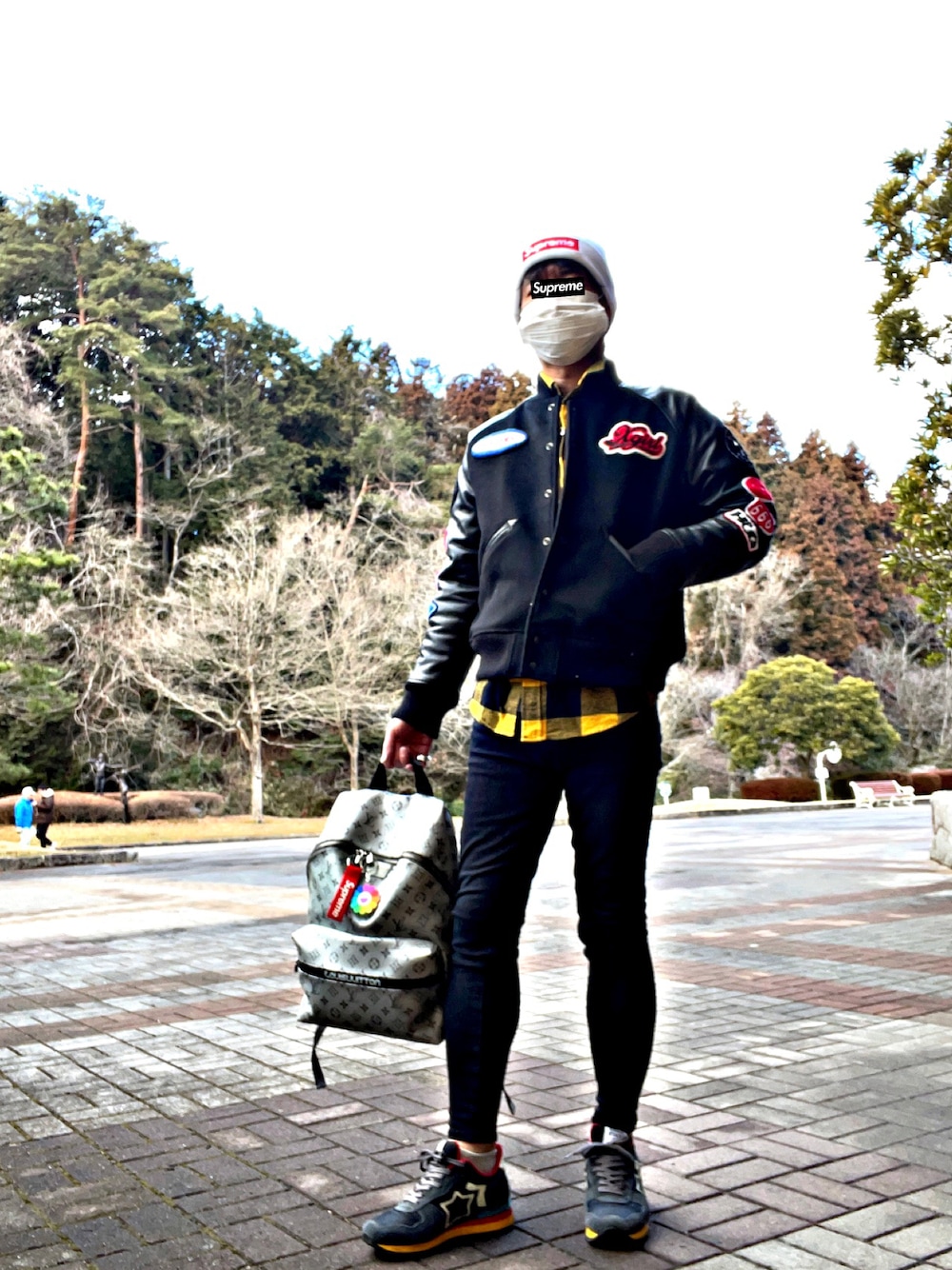 「アトランティックスターズ、x-girl、ヒステリックグラマー、hysteric glamour、supreme、LouisVuitton、ルイヴィトン、スタジャン、スニーカーコーデ、ストリートコーデ、アメカジ、お洒落さんとつながりたい、お洒落さんと繋がりたい、おしゃれさんと繋がりたい、今日のコーデ」｜「NEW ERAのアイテム（ニットキャップ/ビーニー、ホワイト系）」を使った、怠惰ですけれども®︎さん（メンズ・170cm）の冬コーディネートの1枚目の写真