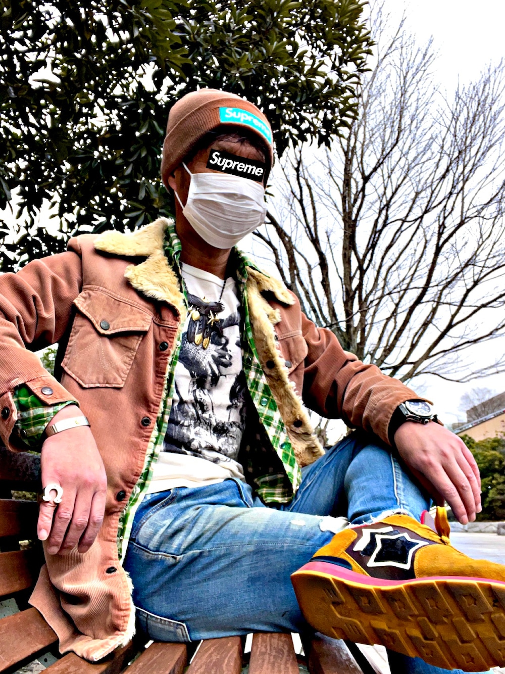「N.HOOLYWOOD、Wrangler、hysteric glamour、supreme、NEW ERA、NEWERA、シルバーアクセサリー、インディアンジュエリー、今日のコーデ、お洒落さんとつながりたい、ストリートコーデ、アメカジ、スニーカーコーデ、コートニーラブ、Courtney Love」｜「NEW ERAのアイテム（ニットキャップ/ビーニー、ブラウン系）」を使った、怠惰ですけれども®︎さん（メンズ・170cm）の春コーディネートの1枚目の写真