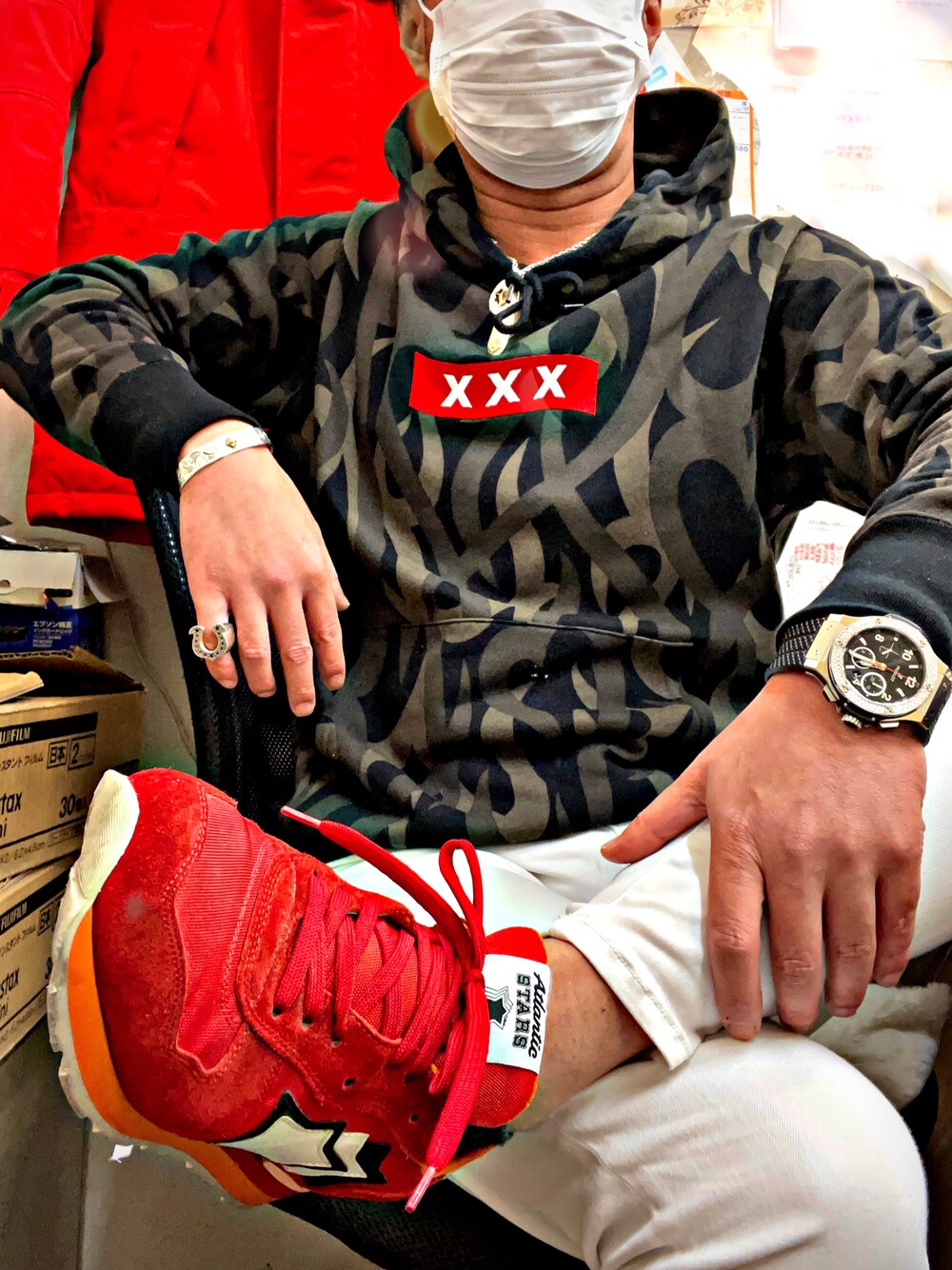 「お洒落さんとつながりたい、シルバーアクセサリー、god selection xxx、トライバル、スニーカーコーデ、ストリートコーデ、ストリート系、今日のコーデ、休日スタイル」｜「GOD SELECTION XXXのアイテム（パーカー、ブラック系）」を使った、怠惰ですけれども®︎さん（メンズ・170cm）の冬コーディネートの1枚目の写真