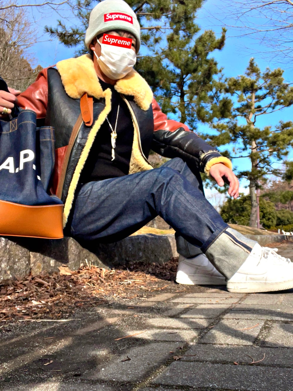 「NEW ERA、supreme、BUZZ RICKSONS、A.P.C.、アーペーセー、バズリクソンズ、シュプリーム、ナイキスニーカー、エアフォースワン、お洒落さんとつながりたい、スニーカーコーデ、ストリートコーデ、アメカジ、今日のコーデ」｜「A.P.C.のアイテム（デニムパンツ、ブルー系）」を使った、怠惰ですけれども®︎さん（メンズ・170cm）の冬コーディネートの1枚目の写真