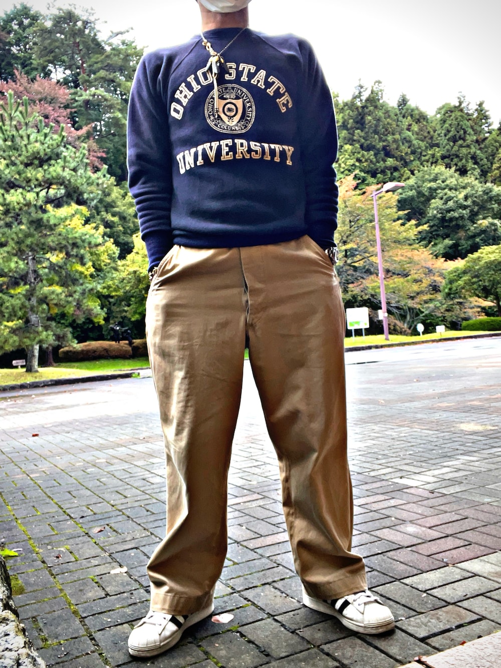 ベージュ系のチノパンツ、ブルー系のスウェットを着用したメンズの秋コーディネートの1枚目の写真