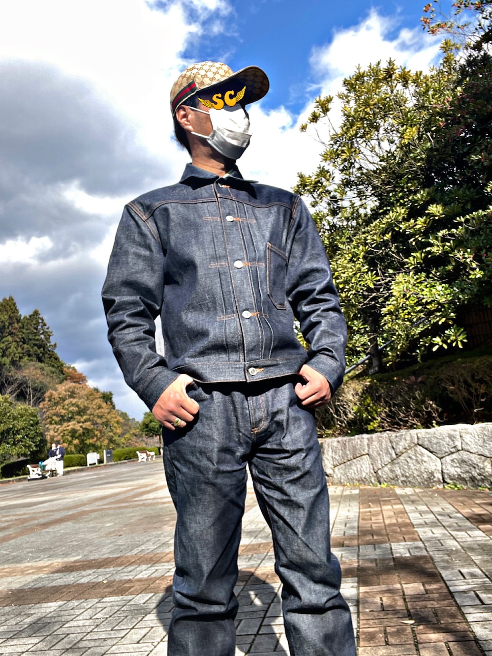 「A.P.C.、アーペーセー、リジッドデニム、リジットデニム、生デニム、インディゴデニム、indigo、gucchi、おしゃれさんと繋がりたい、お洒落さんとつながりたい、スニーカー、アメカジ、裏原、ストリートコーデ、今日のコーデ」｜「A.P.C.のアイテム（デニムジャケット、ブルー系）」を使った、怠惰ですけれども®︎さん（メンズ・170cm）の秋コーディネートの1枚目の写真