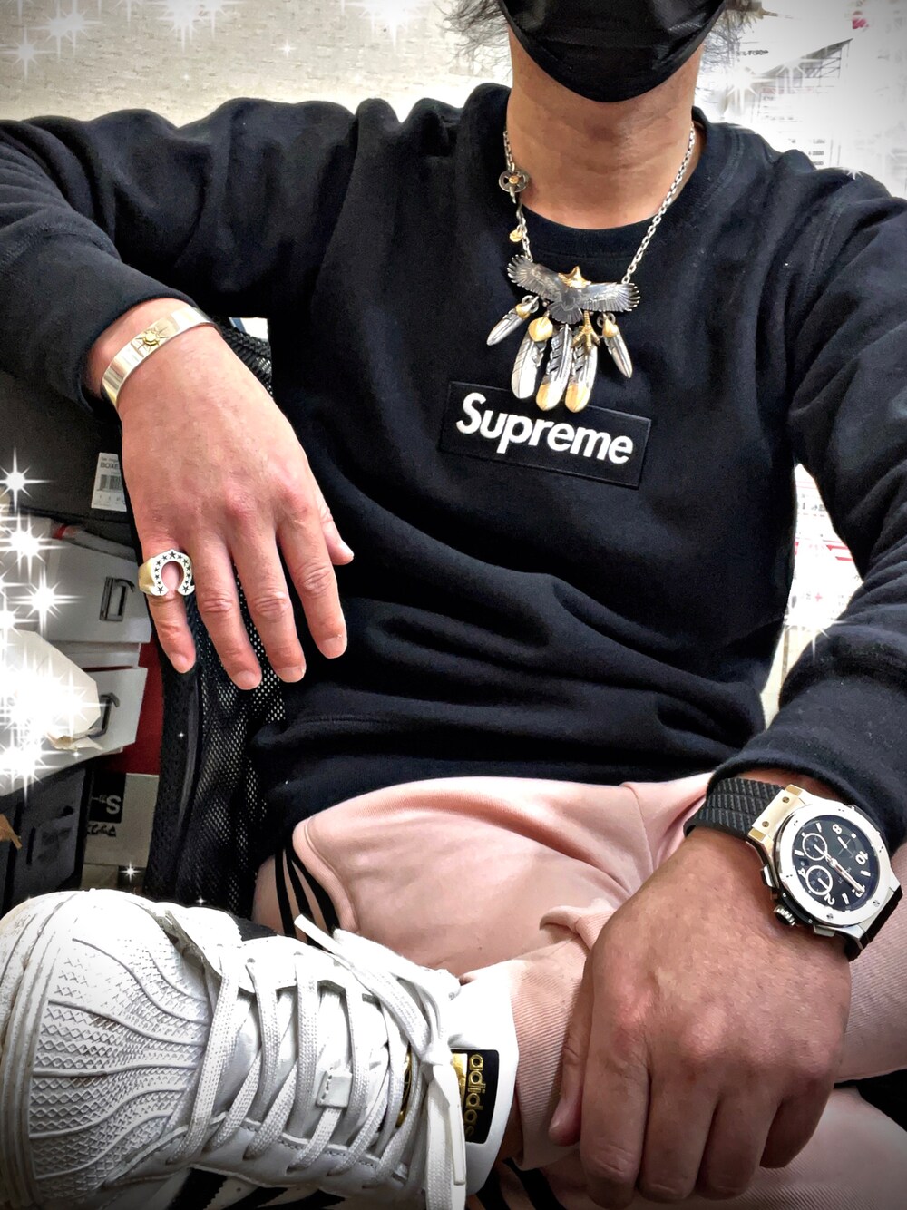 「HUBLOT、ウブロ、インディアンジュエリー、シルバーアクセサリー、ネイティブアクセサリー、イーグルフェザー、シュプリーム、supreme、おしゃれさんと繋がりたい、お洒落さんとつながりたい、お洒落さんと繋がりたい、ストリートコーデ、スニーカーコーデ、アディダスオリジナルス、今日のコーデ」｜「Supreme のアイテム（スウェット、ブラック系）」を使った、怠惰ですけれども®︎さん（メンズ・170cm）の春コーディネートの1枚目の写真