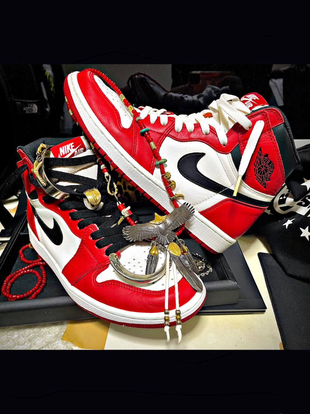 「ナイキ、NIKE、ジョーダン1、aj1、air jordan 1、エアジョーダン1、エアジョーダン1シカゴ、goro's、tady&king、ゴローズ、タディアンドキング、タディ＆キング、今日のコーデ、おしゃれさんと繋がりたい、お洒落さんとつながりたい」｜「NIKEのアイテム（スニーカー、レッド系）」を使った、怠惰ですけれども®︎さん（メンズ・170cm）の春コーディネートの1枚目の写真