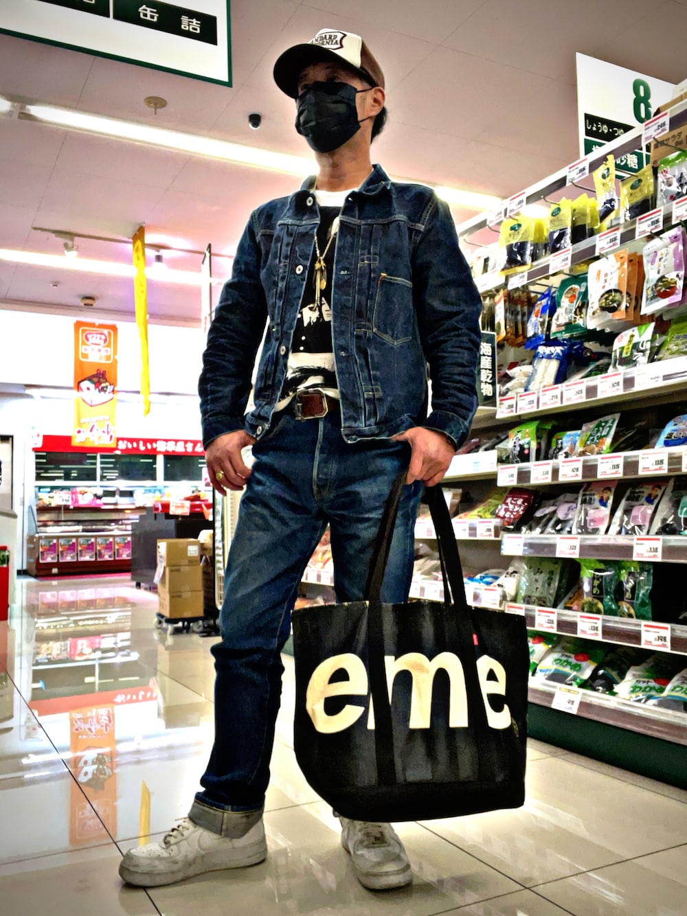 「スニーカーコーデ、アメカジ、ビンテージ、デニムジャケット、LEVIS VINTAGE CLOTHING、LEVI'S VINTAGE CLOTHING、S506XX、s501xx、大戦モデル、tcb40s、今日のコーデ、スタンダードカリフォルニア、ヒステリックグラマー、お洒落さんとつながりたい、おしゃれさんと繋がりたい」｜「Supreme のアイテム（トートバッグ、ブラック系）」を使った、怠惰ですけれども®︎さん（メンズ・170cm）の春コーディネートの1枚目の写真