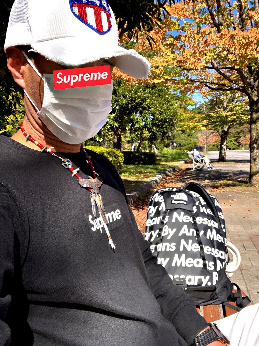 「THE NORTH FACE、ノースフェイス、シュプリーム、supreme、大イーグル、赤ビーズ、ホワイトハーツ、フェザー、ロンT、今日のコーデ、おしゃれさんと繋がりたい、お洒落さんとつながりたい、ストリートコーデ、スニーカーコーデ、ネイティブアクセサリー」｜「Supreme のアイテム（Tシャツ/カットソー、ブラック系）」を使った、怠惰ですけれども®︎さん（メンズ・170cm）の秋コーディネートの1枚目の写真