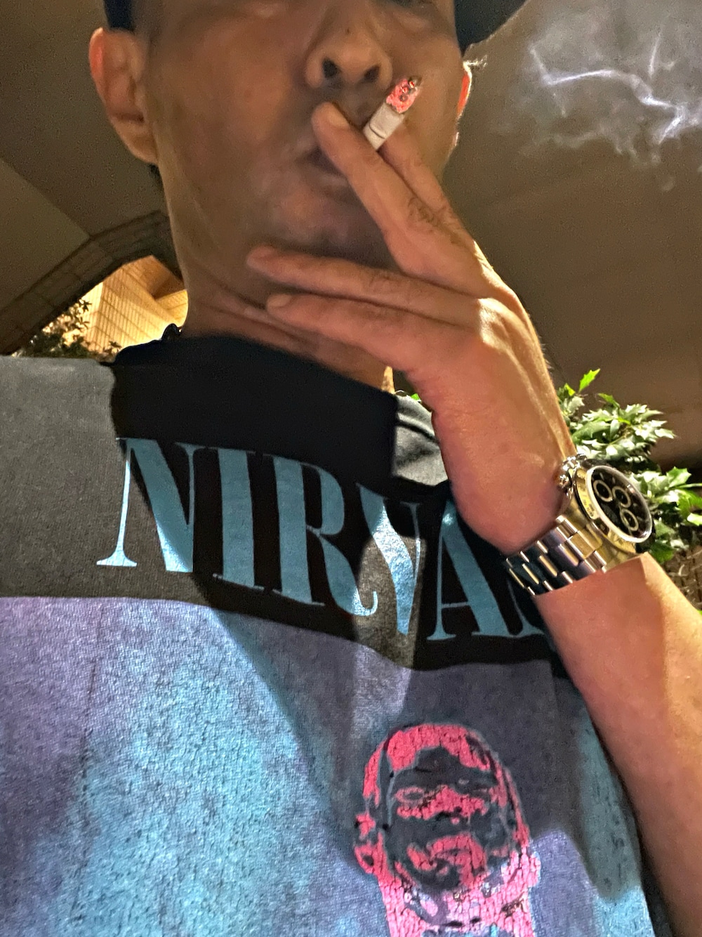 ブラック系のTシャツ/カットソーを着用したメンズの夏コーディネートの1枚目の写真