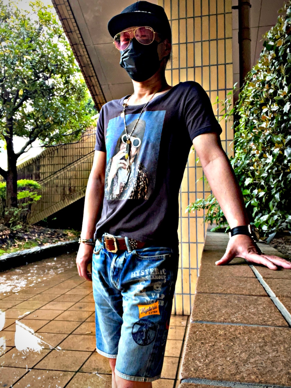 「NEWERA、TMT、supreme、NIRVANA、KurtCobain、Kurt Cobain、nirvāṇa、HYSTERIC GLAMOUR、Hysteric Glamour、ヒステリックグラマー、今日のコーデ、おしゃれさんと繋がりたい、お洒落さんとつながりたい、ティアドロップサングラス」｜「NIRVANAのアイテム（Tシャツ/カットソー、ブラック系）」を使った、怠惰ですけれども®︎さん（メンズ・170cm）の春コーディネートの1枚目の写真