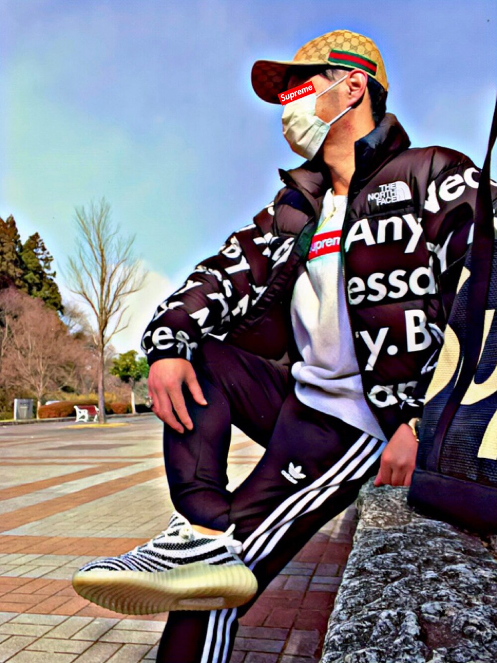 「supreme、THE NORTH FACE、YeezyBoost350、yeezyboost350V2、シュプリーム、GUCCI、お洒落さんとつながりたい、今日のコーデ、スニーカーコーデ、ストリートコーデ、ストリート系」｜「GUCCIのアイテム（キャップ、ベージュ系）」を使った、怠惰ですけれども®︎さん（メンズ・170cm）の冬コーディネートの1枚目の写真