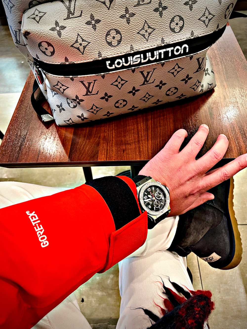「アグ、UGG、THE NORTH FACE、アンタークティカパーカー、ファイアリーレッド、ウブロ、HUBLOT、LouisVuitton、ルイヴィトン、バックパック、今日のコーデ、ストリートコーデ、お洒落さんと繋がりたい、お洒落さんとつながりたい」｜「LOUIS VUITTONのアイテム（バックパック/リュック、シルバー系）」を使った、怠惰ですけれども®︎さん（メンズ・170cm）の冬コーディネートの1枚目の写真
