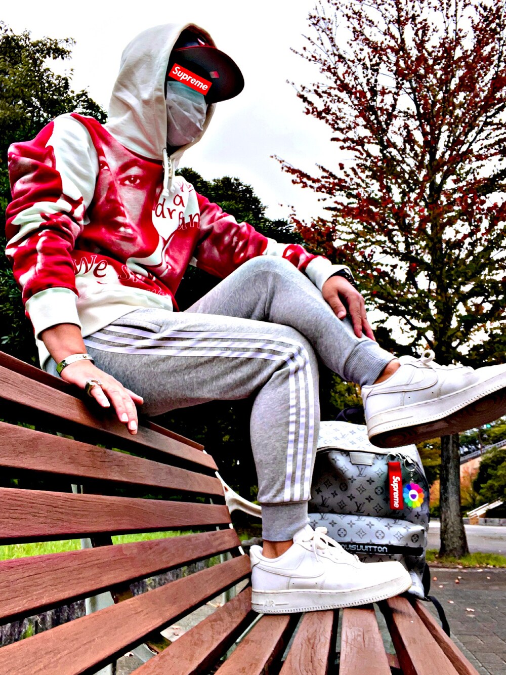 「supreme、シュプリーム、秋のコーデ、アディダスオリジナルス、adidas originals、エアフォースワン、スニーカーコーデ、ストリートコーデ、お洒落さんとつながりたい、今日のコーデ」｜「NEW ERAのアイテム（キャップ、ブラック系）」を使った、怠惰ですけれども®︎さん（メンズ・170cm）の秋コーディネートの1枚目の写真
