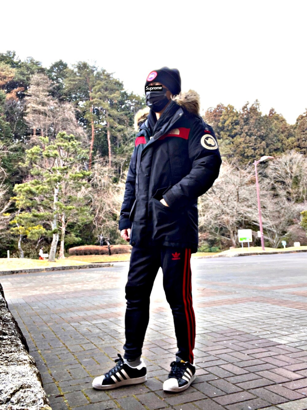 「アンタークティカパーカー、ノースフェイス、antarcticaparka、summit、アディダスオリジナルス、adidas originals、冬コーデ、お洒落さんとつながりたい、お洒落さんと繋がりたい、ストリートコーデ、スニーカーコーデ」｜「CANADA GOOSEのアイテム（ニットキャップ/ビーニー、ブラック系）」を使った、怠惰ですけれども®︎さん（メンズ・170cm）の冬コーディネートの1枚目の写真