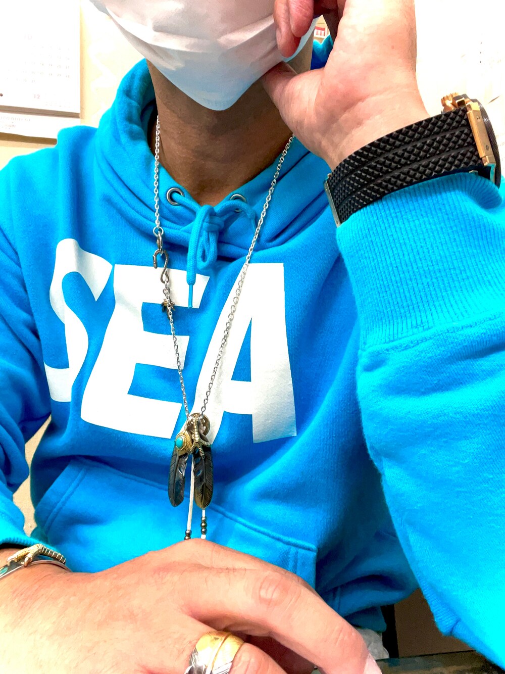 「今日のコーデ、お洒落さんとつながりたい、おしゃれさんと繋がりたい、ウィンダンシー、WINDANDSEA、アメカジ、ストリートコーデ、ネイティブアクセサリー、フェザー、ネイティブアメリカン」｜「WIND AND SEAのアイテム（パーカー、ブルー系）」を使った、怠惰ですけれども®︎さん（メンズ・170cm）の秋コーディネートの1枚目の写真