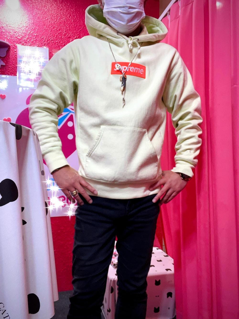 「シュプリーム、supreme、ストリートコーデ、ネイティブアクセサリー、先金特大フェザー、今日のコーデ、お洒落さんとつながりたい、おしゃれさんと繋がりたい」｜「Supreme のアイテム（パーカー、イエロー系）」を使った、怠惰ですけれども®︎さん（メンズ・170cm）の冬コーディネートの1枚目の写真