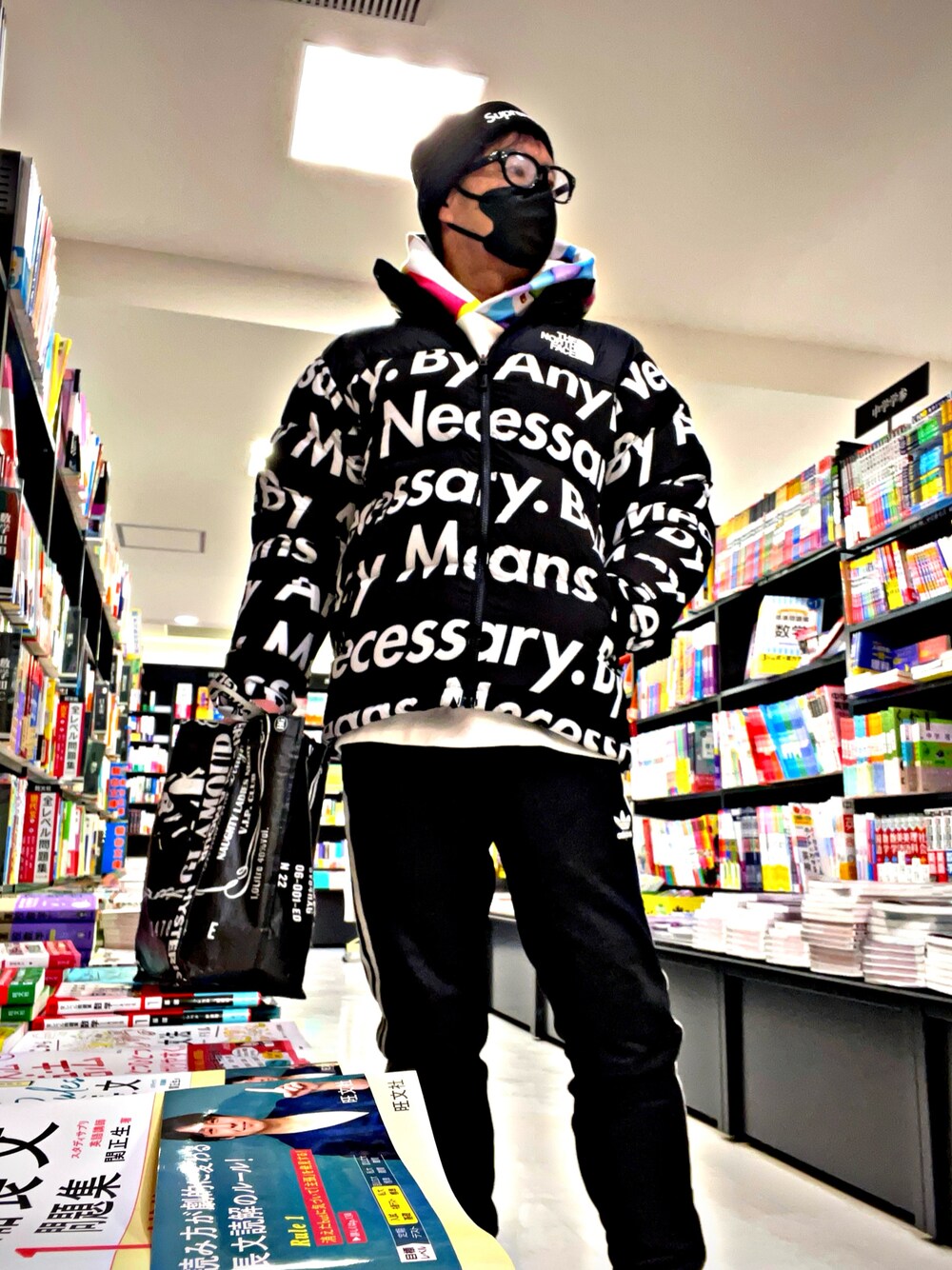 「シュプリーム、ノースフェイス、supreme、THE NORTH FACE、adidas originals、Hysteric Glamour、シユプリーム、シュプノース、ヒステリックグラマー、今日のコーデ、お洒落さんとつながりたい、おしゃれさんと繋がりたい」｜「THE NORTH FACEのアイテム（ダウンジャケット/コート、ブラック系）」を使った、怠惰ですけれども®︎さん（メンズ・170cm）の春コーディネートの1枚目の写真