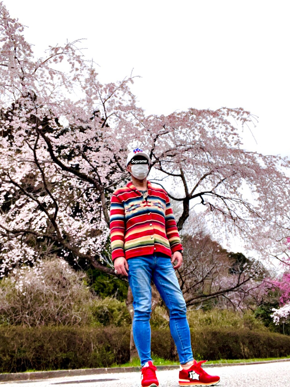 「アトランティックスターズ、スニーカーコーデ、ラルフローレン、Ralph Lauren、ネイティブ柄、ネイティブアメリカン、桜、お花見コーデ、花見、今日のコーデ、お洒落さんとつながりたい、お洒落さんと繋がりたい、おしゃれさんと繋がりたい」｜「RALPH LAURENのアイテム（カーディガン/ボレロ、レッド系）」を使った、怠惰ですけれども®︎さん（メンズ・170cm）の春コーディネートの1枚目の写真