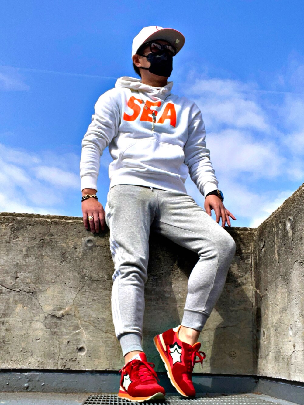 「アトランティックスターズ、レイバン、ray ban、WIND AND SEA、WINDANDSEA、adidas originals、アディダスオリジナルス、NEWERA、お洒落さんとつながりたい、おしゃれさんと繋がりたい、ストリートコーデ、今日のコーデ」｜「WIND AND SEAのアイテム（パーカー、ホワイト系）」を使った、怠惰ですけれども®︎さん（メンズ・170cm）の春コーディネートの1枚目の写真