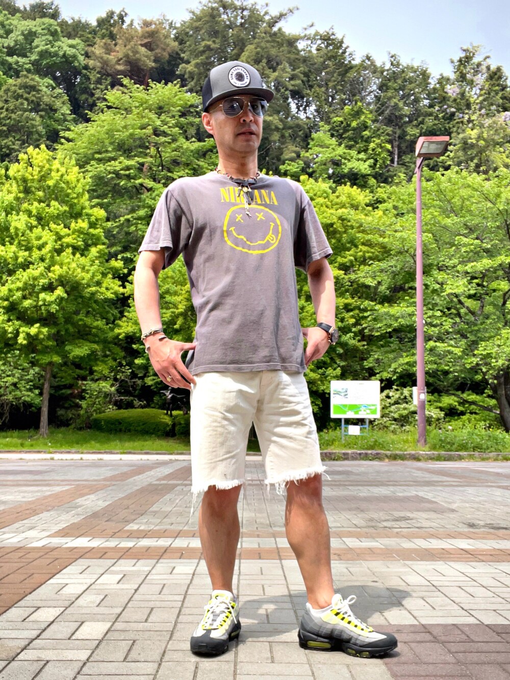 「クロムハーツ、Chrome Hearts、NIRVANA、Kurt Cobain、eyewear、アイウェア、アメカジ、お洒落さんとつながりたい、おしゃれさんと繋がりたい、カートコバーン」｜「NIRVANAのアイテム（Tシャツ/カットソー、グレー系）」を使った、怠惰ですけれども®︎さん（メンズ・170cm）の春コーディネートの1枚目の写真