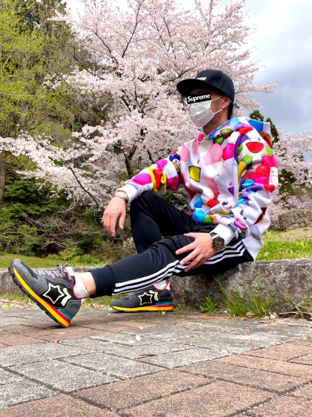 「takashimurakami、J Balvin、kaikaikiki、カイカイキキ、フラワープリント、お洒落さんとつながりたい、NEW ERA、アトランティックスターズ、スニーカーコーデ、ストリートコーデ、お花見コーデ、花見、花より団子、今日のコーデ」｜「NEW ERAのアイテム（キャップ、ブラック系）」を使った、怠惰ですけれども®︎さん（メンズ・170cm）の春コーディネートの1枚目の写真