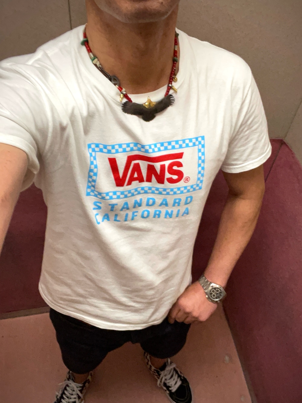 ホワイト系のTシャツ/カットソーを着用したメンズの夏コーディネートの1枚目の写真