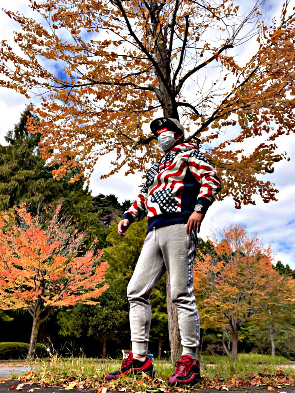 「supreme、シュプリーム、星条旗、アメリカンフラッグ、americanflag、AIR MAX95、スニーカーコーデ、ストリートコーデ、今日のコーデ、お洒落さんとつながりたい、アディダスオリジナルス、adidas originals」｜「NEW ERAのアイテム（キャップ、グレー系）」を使った、怠惰ですけれども®︎さん（メンズ・170cm）の秋コーディネートの1枚目の写真