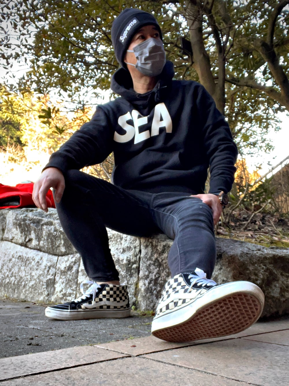 「アメカジ、バンズ、ヴァンズ、VANS、ローテクスニーカー、古着好きな人と繋がりたい、ビンテージ、ヴィンテージ、vintage、オセロコーデ、今日のコーデ、おしゃれさんと繋がりたい、お洒落さんとつながりたい、ウィンダンシー、WIND AND SEA」｜「American Eagleのアイテム（デニムパンツ、ブラック系）」を使った、怠惰ですけれども®︎さん（メンズ・170cm）の冬コーディネートの1枚目の写真