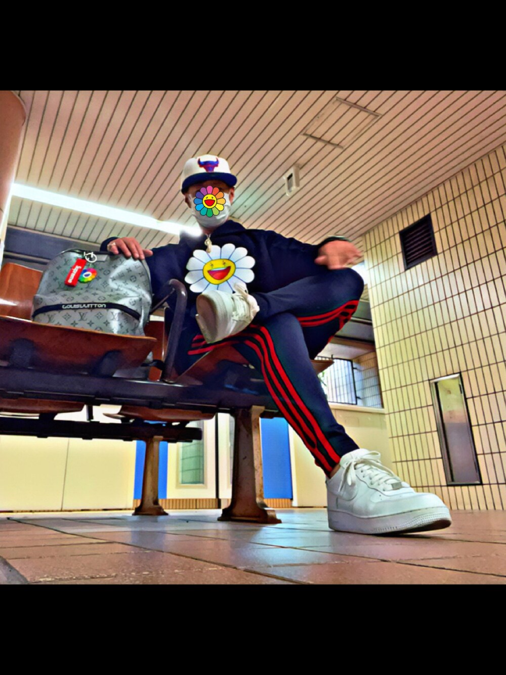 「カイカイキキ、村上隆、kaikaikiki、J Balvin、村上隆コラボ、ルイヴィトン、LouisVuitton、お洒落さんとつながりたい、ストリート系、ストリートファッション、今日のコーデ、アディダスオリジナルス」｜「NEW ERAのアイテム（キャップ、ホワイト系）」を使った、怠惰ですけれども®︎さん（メンズ・170cm）の秋コーディネートの1枚目の写真