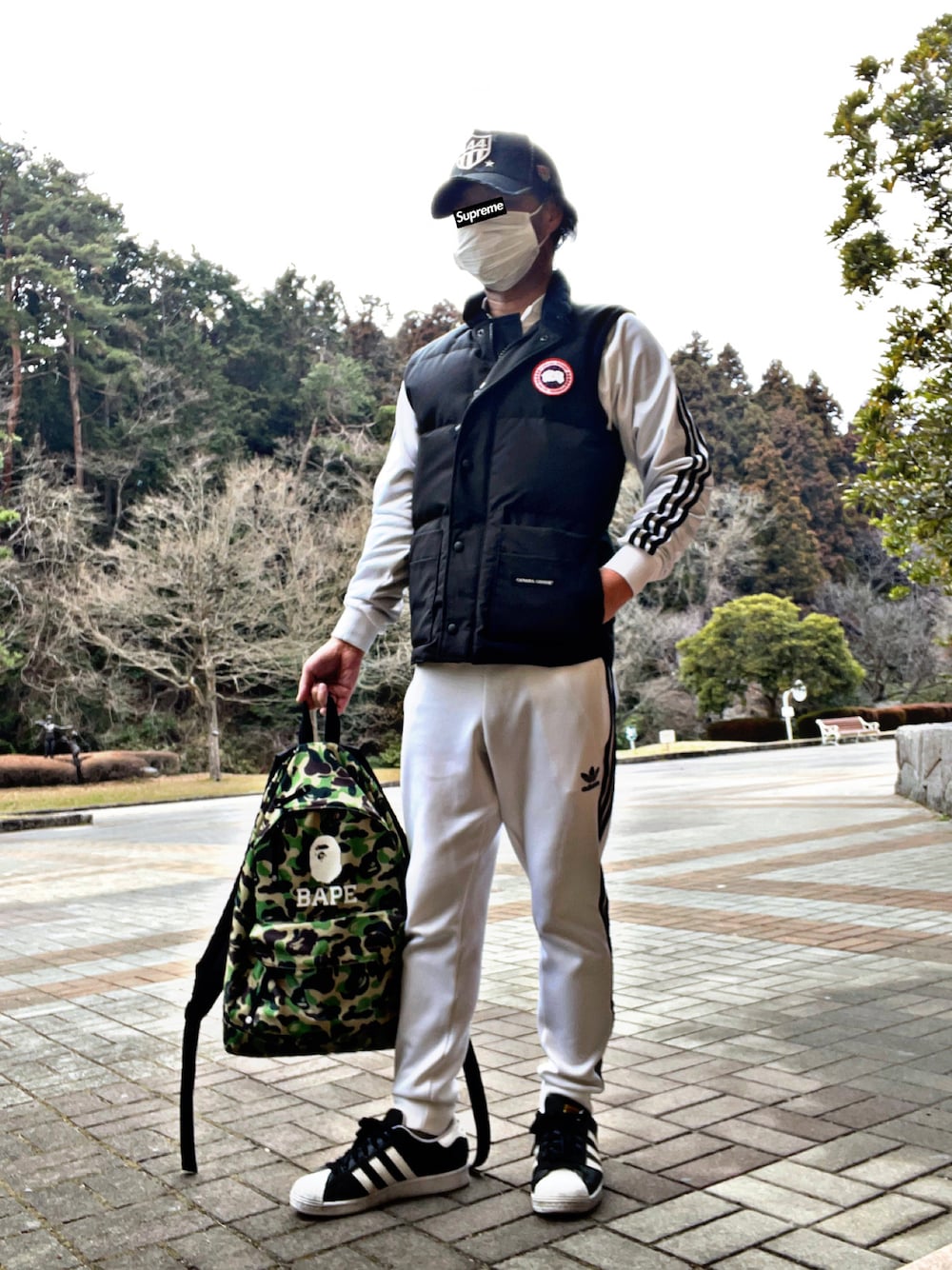 「アディダスオリジナルス、adidas originals、Bape、アベイシングエイプ、カナダグース、CANADA GOOSE、おしゃれさんと繋がりたい、お洒落さんとつながりたい、お洒落さんと繋がりたい、スニーカーコーデ、ストリートコーデ、春コーデ、ジャージ、jersey」｜「CANADA GOOSEのアイテム（ダウンベスト、ブラック系）」を使った、怠惰ですけれども®︎さん（メンズ・170cm）の春コーディネートの1枚目の写真