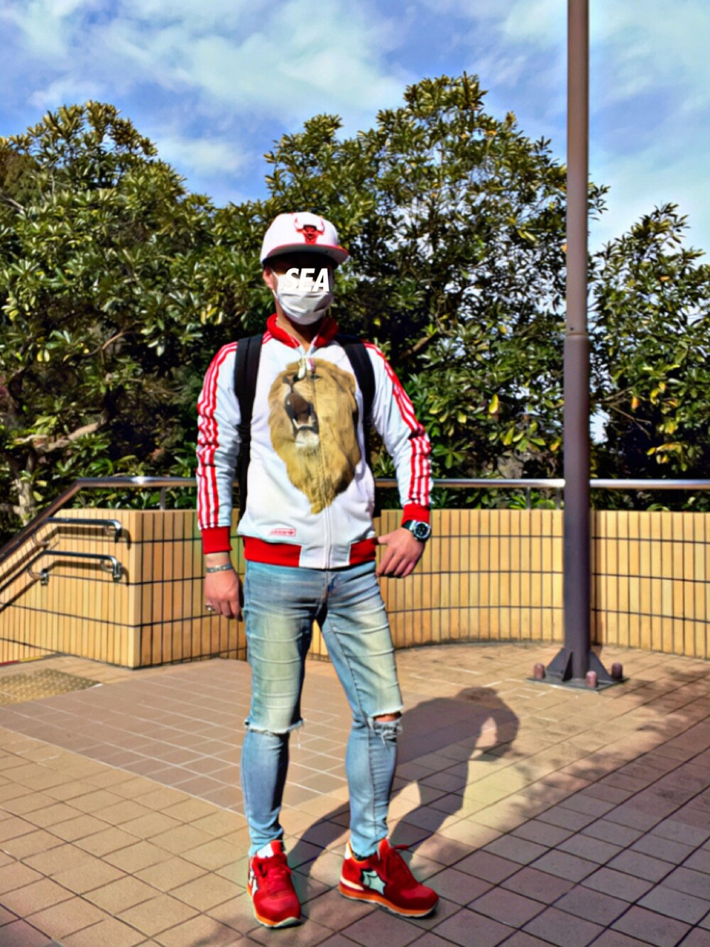 「お洒落さんとつながりたい、ストリート系、ストリートファッション、ストリートコーデ、アディダスオリジナルス、adidas originals、スニーカー、スニーカーコーデ、スニーカー好きと繋がりたい、今日のコーデ、イングランド代表」｜「American Eagleのアイテム（デニムパンツ、ブルー系）」を使った、怠惰ですけれども®︎さん（メンズ・170cm）の秋コーディネートの1枚目の写真