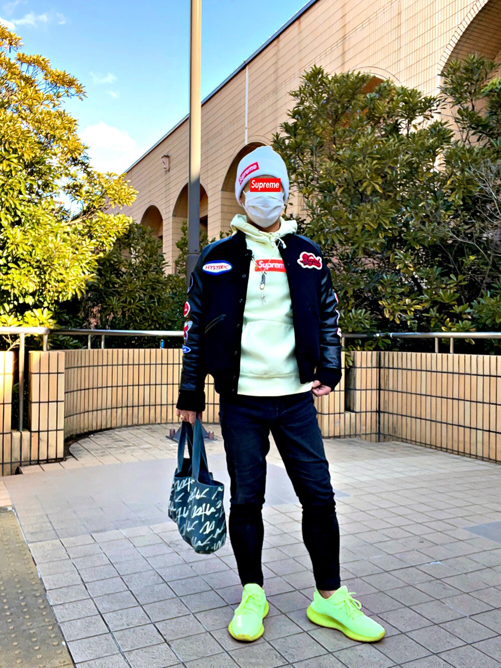 「ダブルティー、wtw、adidas originals、yeezyboost350V2、スニーカーコーデ、x-girl、Hysteric Glamour、supreme、シュプリーム、エックスガール、ヒステリックグラマー、NEWERA、今日のコーデ、お洒落さんとつながりたい、おしゃれさんと繋がりたい」｜「Supreme のアイテム（パーカー、イエロー系）」を使った、怠惰ですけれども®︎さん（メンズ・170cm）の冬コーディネートの1枚目の写真