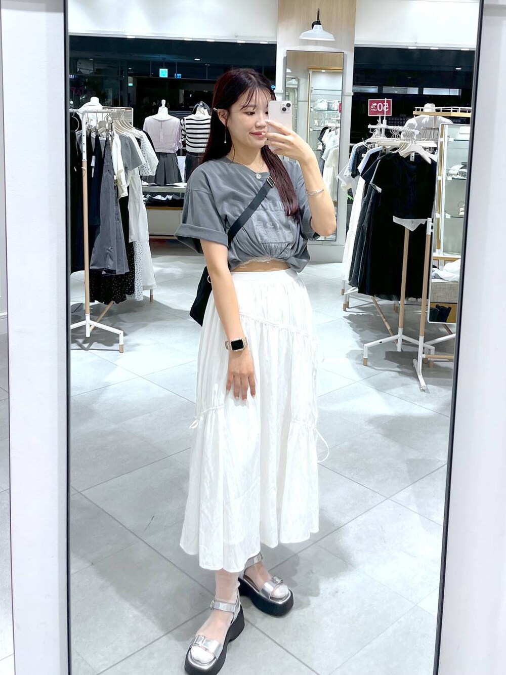 シルバー系のサンダル、ホワイト系のスカート、ホワイト系のキャミソールを着用したレディースの夏コーディネートの1枚目の写真