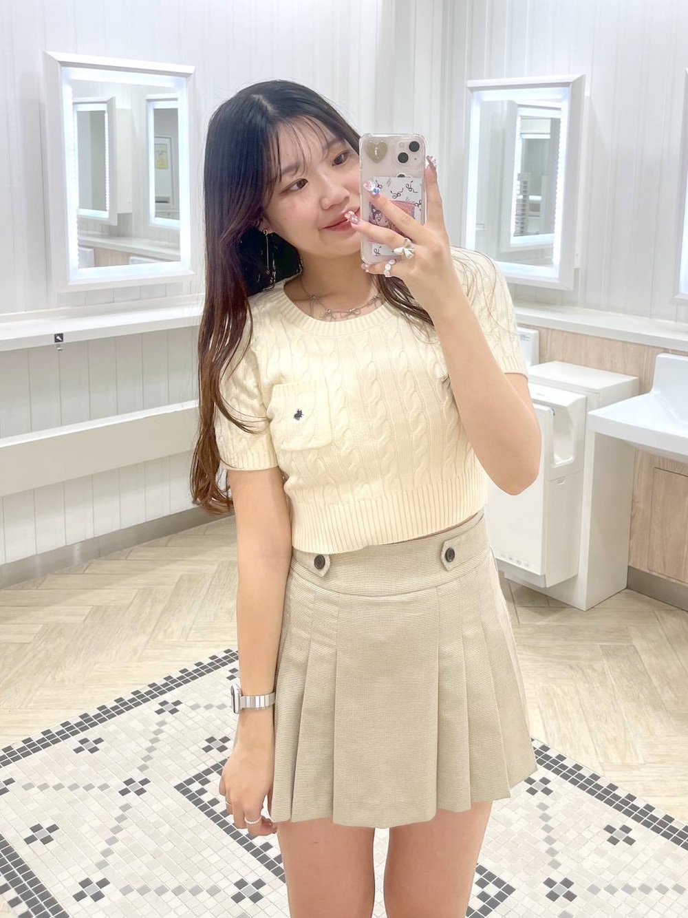 ホワイト系のキャミソール、ブラック系のローファー、ベージュ系のスカートを着用したレディースの春コーディネートの1枚目の写真